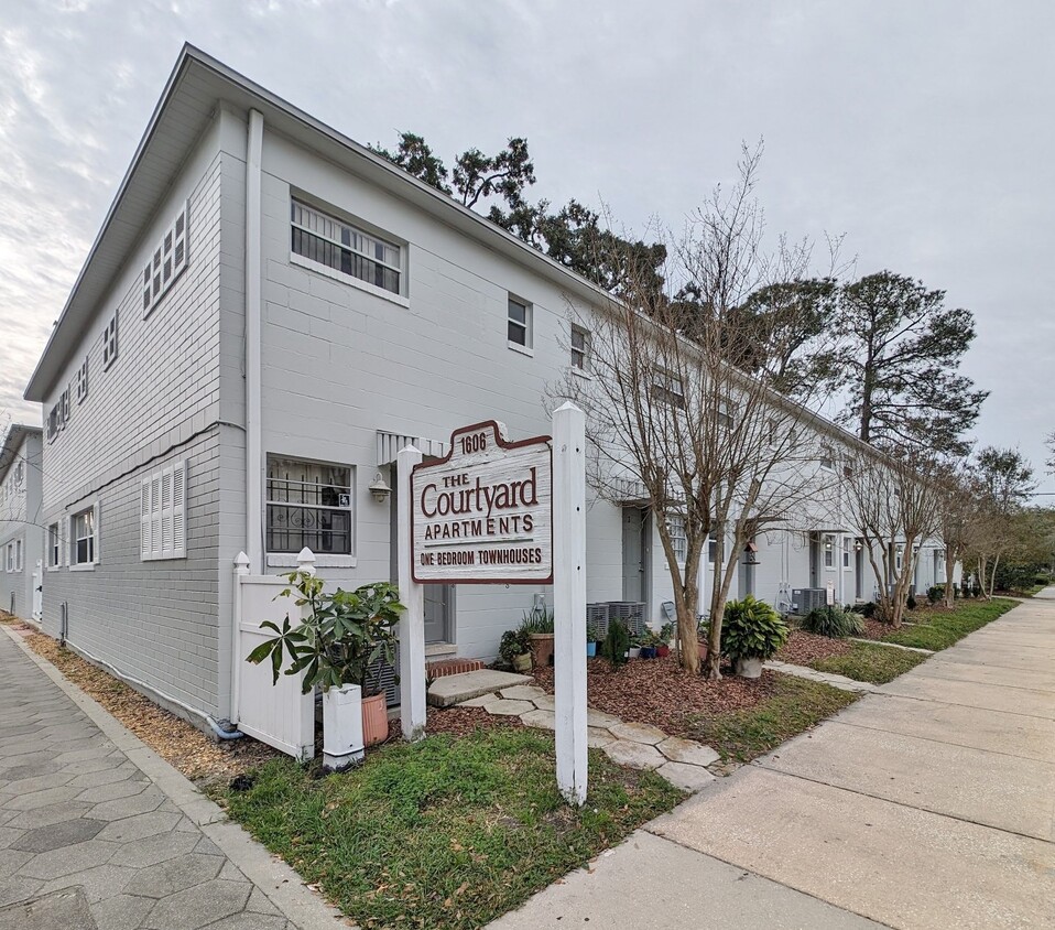 Primary Photo - Courtyard Apartments