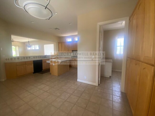 Building Photo - Beautiful 2 bedroom 2 bath with den in gat...