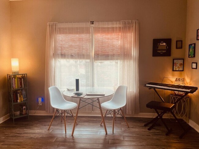 Foto del edificio - Lovely 3 Bedroom, 2 Bath Bungalow in the H...
