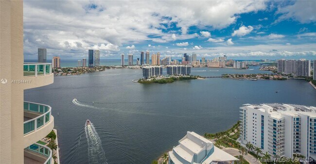 Foto del edificio - 3330 NE 190th St