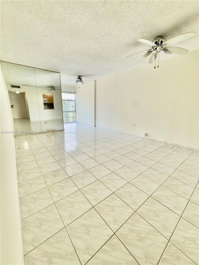 Foto del edificio - 17560 Atlantic Blvd