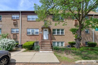 Building Photo - 382 College Dr