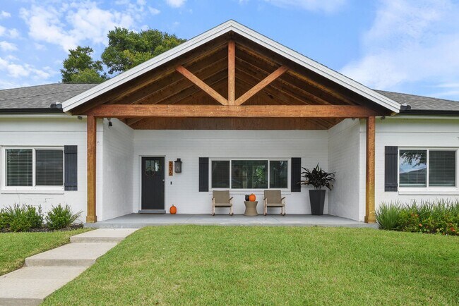 Building Photo - Gorgeous Winter Park Stunner