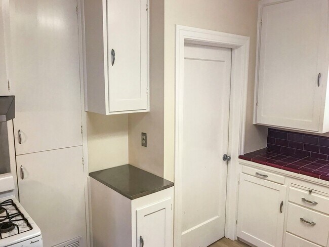 Foto del edificio - Available TBD - November - Pet-friendly cr...