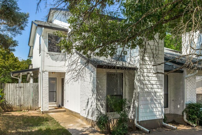 Foto del edificio - Gorgeous Upgraded 3 Bedroom 2.5 Bath with 2 car garage on Quiet Cul-De-Sac ---Eanes ISD!!