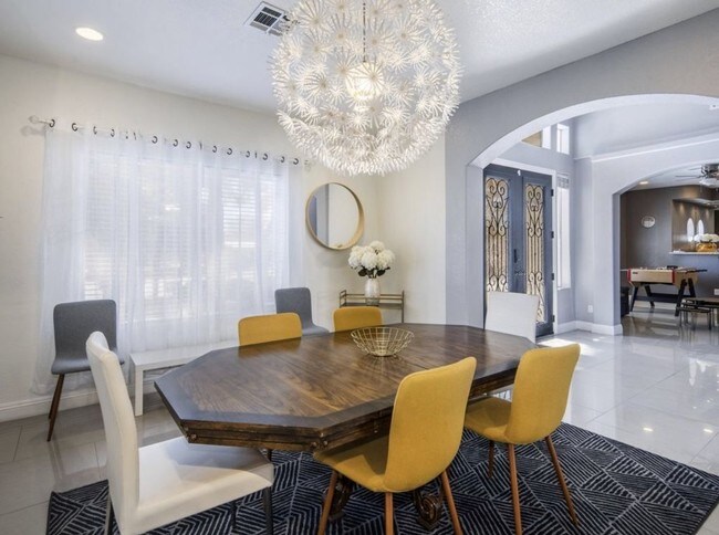 Foto del edificio - Spacious 5BR home with 3-car garage