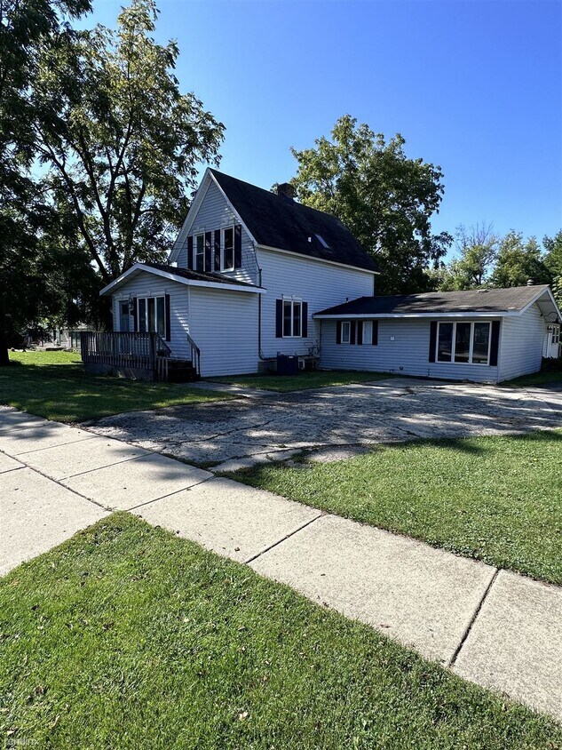 4 br, 2 bath House 437 S Main St House Rental in Wauconda, IL