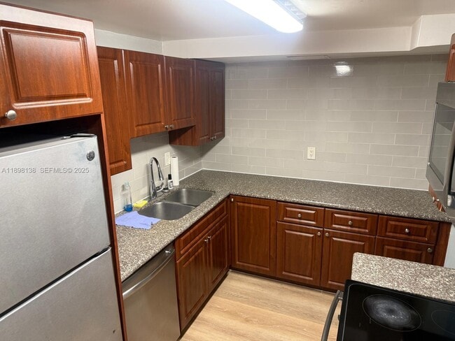 Building Photo - 6831 SW 147th Ave