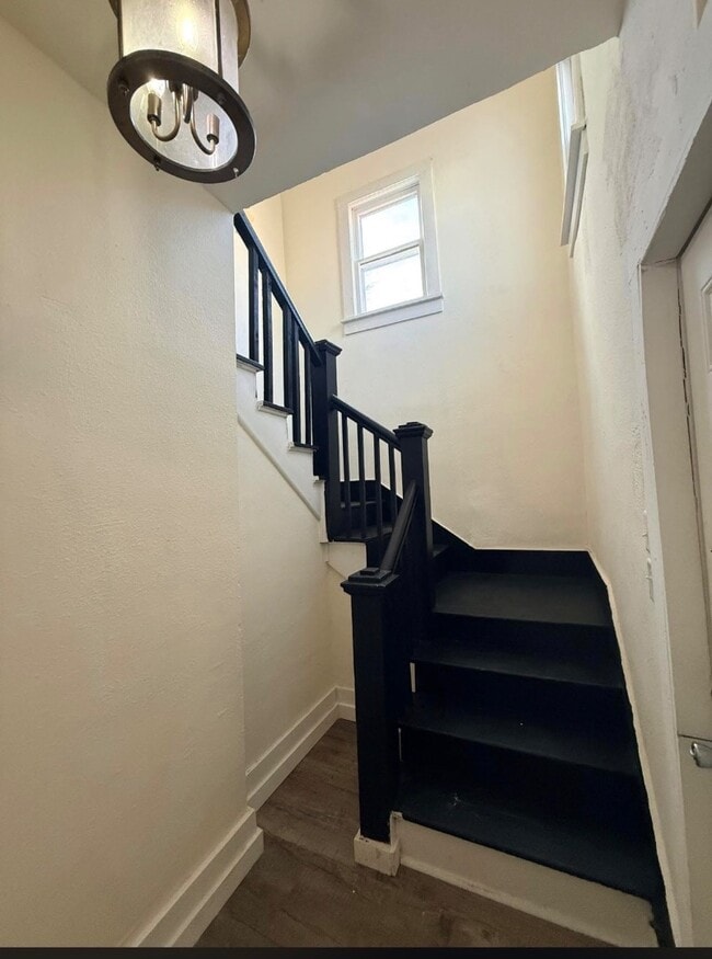 Building Photo - 818 W 4th St