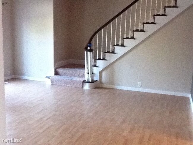 Building Photo - 3 br, 2.5 bath Townhome - 3810 N Linden