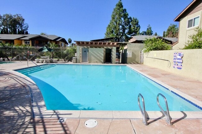 Building Photo - Lakeside living in Oceanside