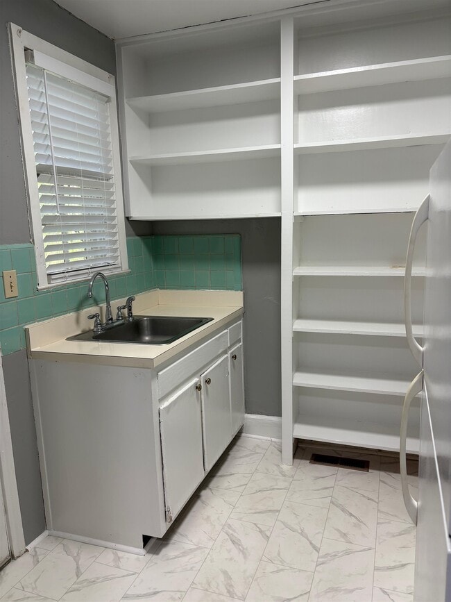 Building Photo - 1338 Colonial Dr