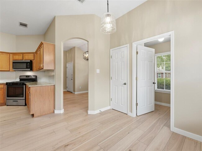 Building Photo - 1004 Downridge Dr