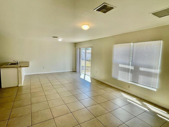 Building Photo - Spacious 4 bed 2 bath Well-Maintained Family Home for Rent