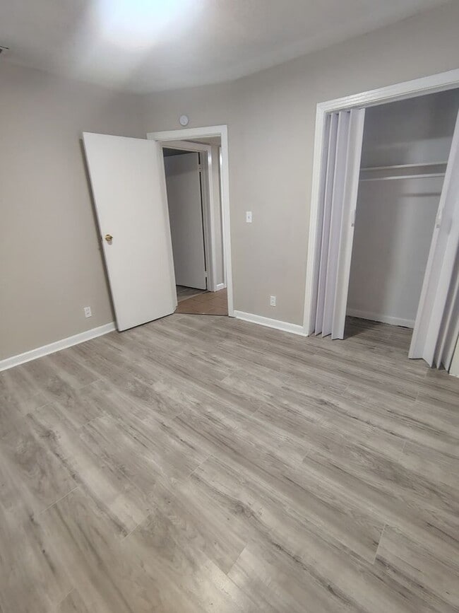 Building Photo - Fully Renovated 4/2 -Single Family  Availa...