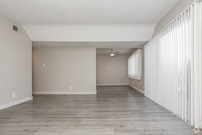 3 habitaciones, 2 baños - 1372 pies cuadrados - Sala de estar/Comedor - 12236 Manor Dr.