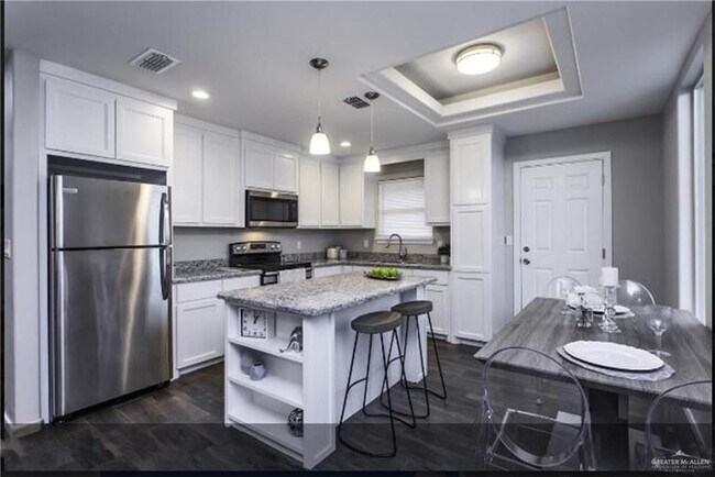 Building Photo - 1404 Alta Vista Dr