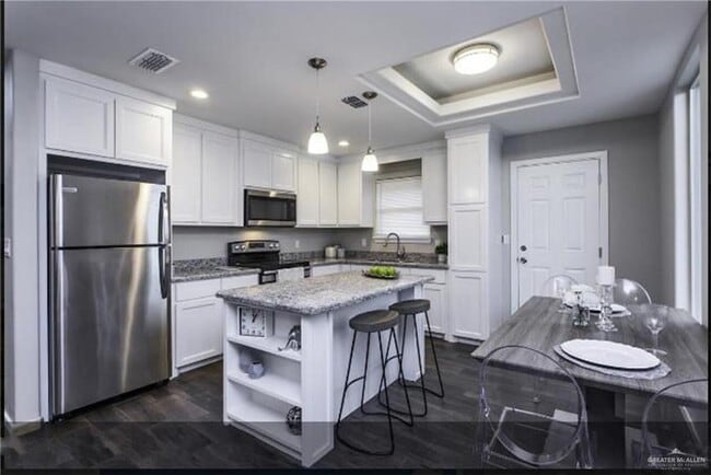 Building Photo - 3413 Golden Dr