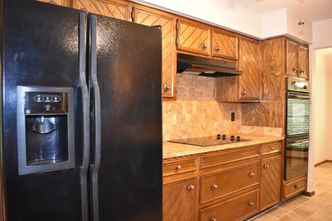 Foto del edificio - COMING SOON/VIEW NOW - Charming Grapevine 3BR Home with Fireplace & Spacious Layout in GCISD