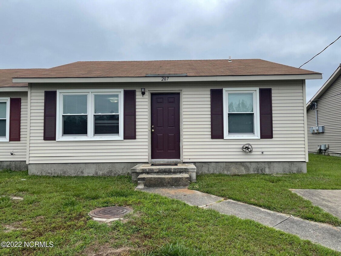 207 Appaloosa Dr, Jacksonville, NC 28540 Townhome Rentals in