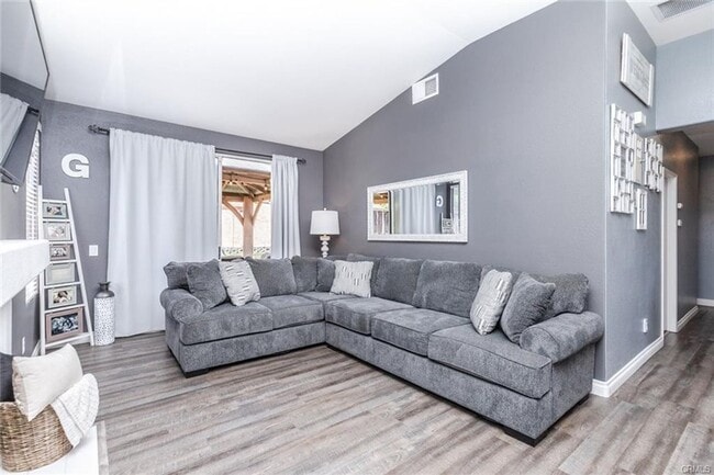 Building Photo - Updated 3 Bedroom, 2 Bath Single Story Hor...