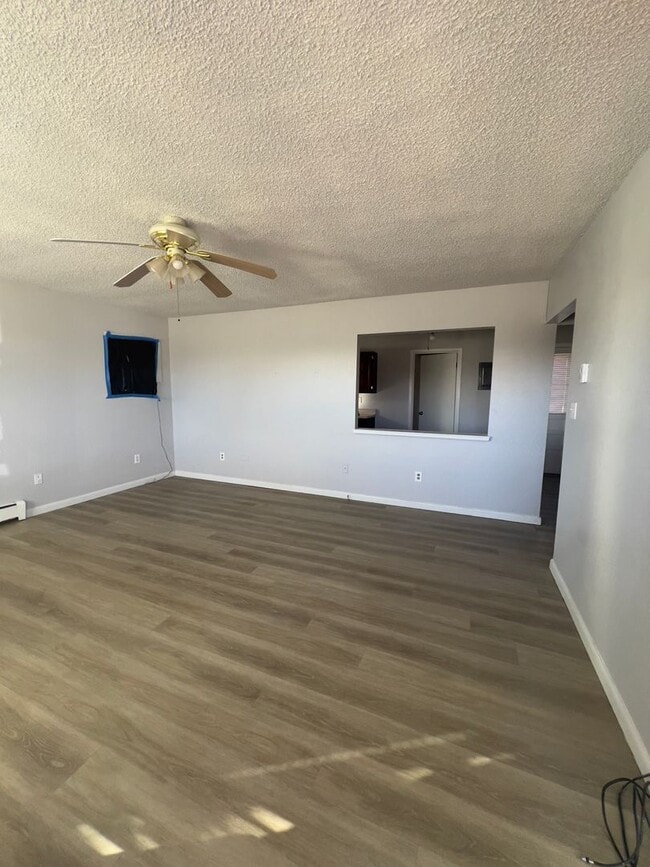 Building Photo - 4 bedroom 1 Bath w/ fenced yard