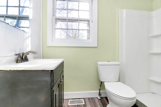 Building Photo - 1208 Saratoga Dr