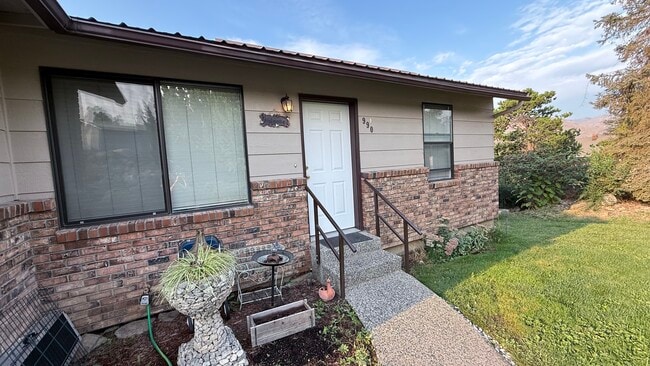 Building Photo - 990 Highline Dr