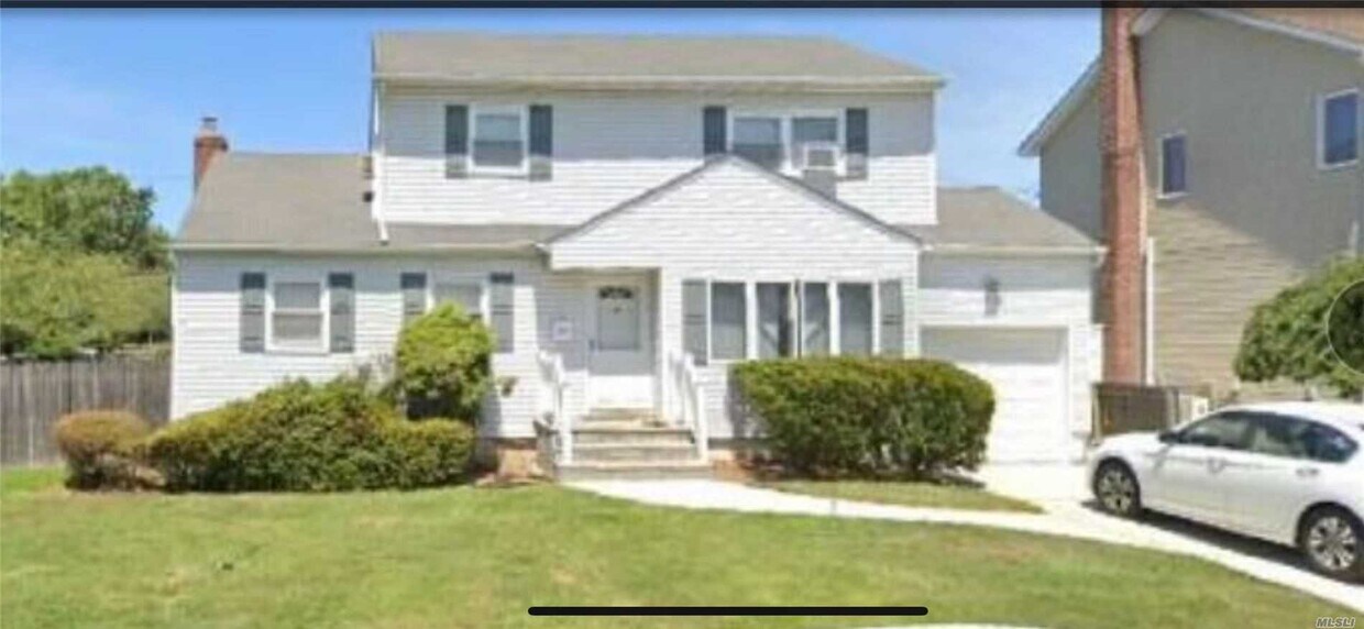 Primary Photo - 26 Knickerbocker Rd E