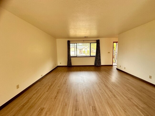 Building Photo - Spacious 3 Bed, 2 Bath Home in Desirable Humboldt Hill