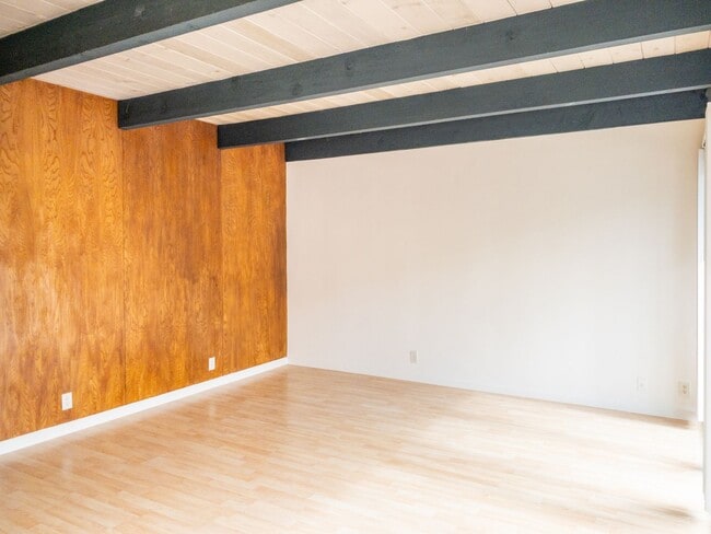 Building Photo - Tranquil Top Floor 1BR/1BA Unit! Large Private Balcony! Tam Valley! Parking! Laundry! Storage! PR...