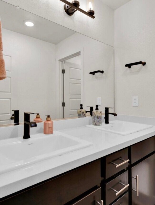 Foto del edificio - 1672 Thistle Ln