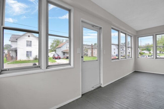 Building Photo - Large Single Family Rental - Available Now
