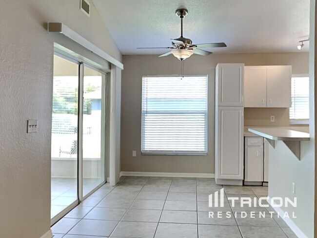 Building Photo - 7641 Manor Dr