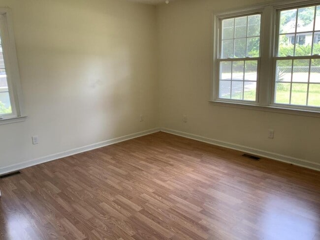 Building Photo - 16 Mayflower Ave