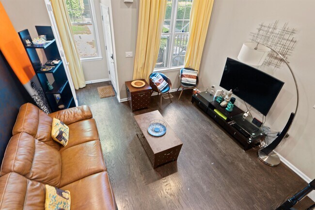 Foto del edificio - 379 Kingston Ct