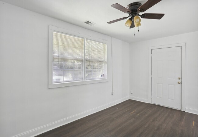 Building Photo - 1305 Wylie St SE