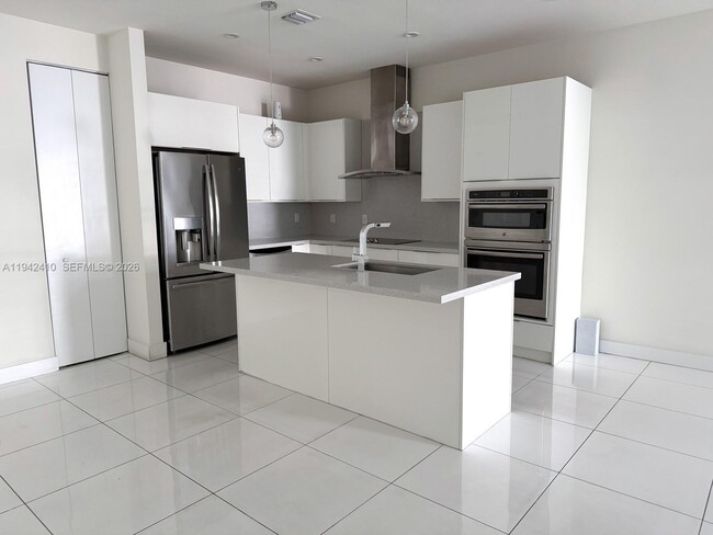 Building Photo - 10220 NW 63rd Terrace