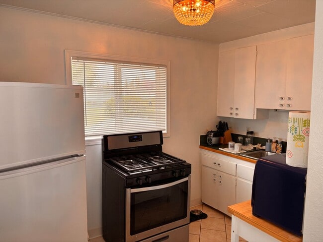 Building Photo - Turnagain 2 Bed / 1 Bath House!