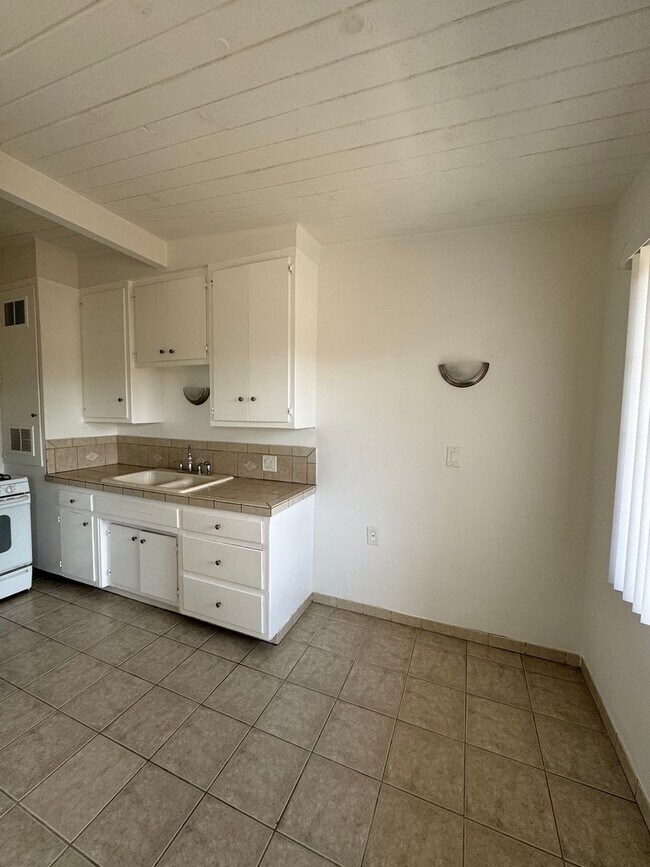Foto del edificio - Comfortable 1-Bedroom in Gardena – Stylish...