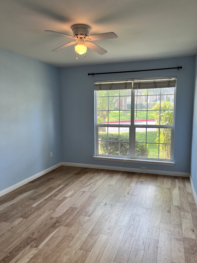Building Photo - 1015 E Yager Ln