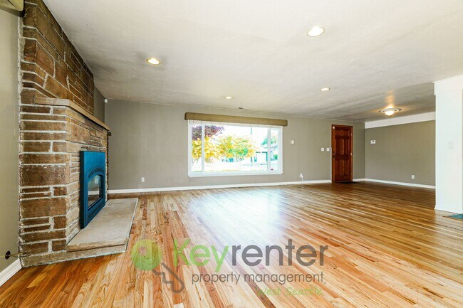 Foto del edificio - Comfort and Charm in This Bright 2-Bedroom...