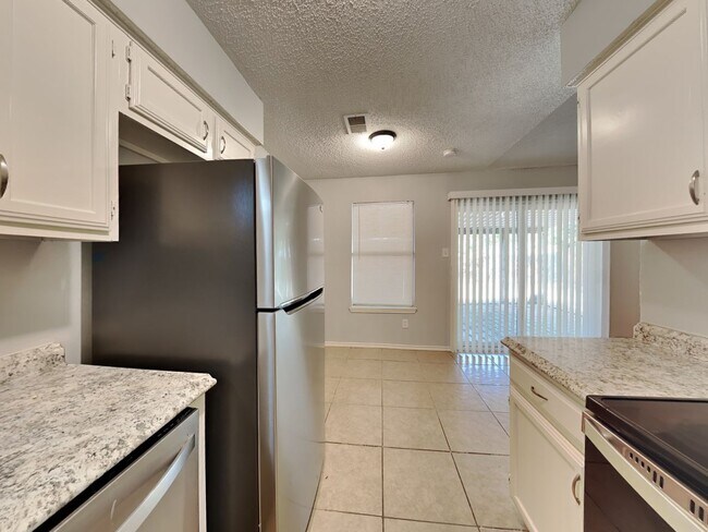 Foto del edificio - Alluring Single Family Home | 3 BR/2BA | 2-Car Covered Parking | Fencing wood