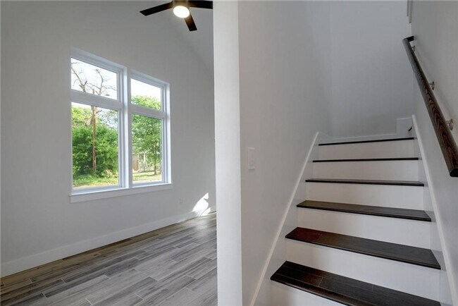 Building Photo - East Austin 2 Bed 2 Bath