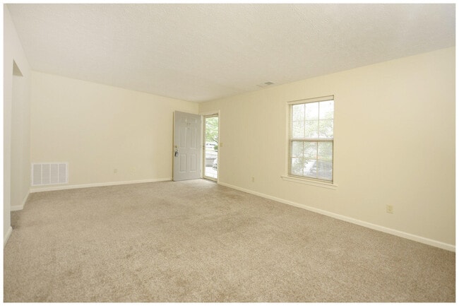 Building Photo - 73 Forest Hill Dr