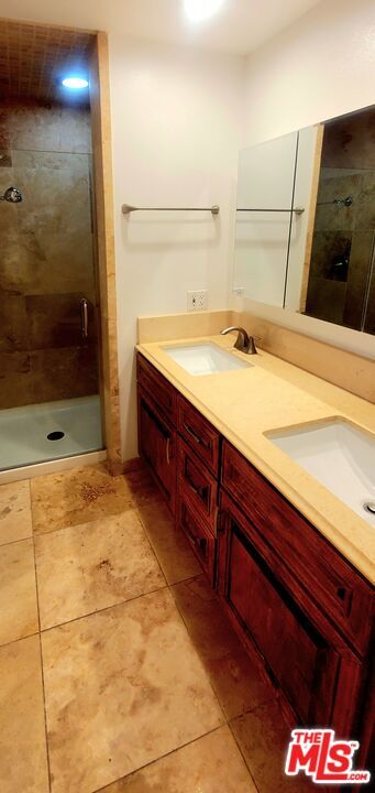 Dual sinks in Primary Bath - 15480 Antioch St