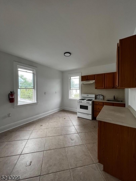 Building Photo - 27 Piaget Ave