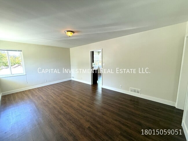 Building Photo - 561 Wilson Ave S