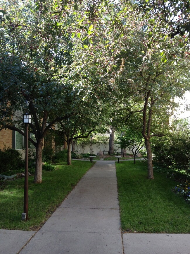 Building Photo - Beautiful 2 Bedroom Apartment with Office in Sugar House!