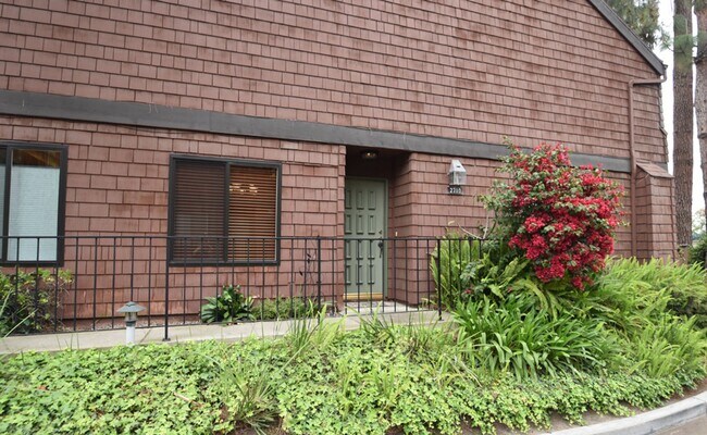 Foto del edificio - Spacious Fullerton Condo Near Craig Park